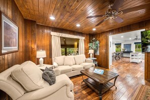 平板电视、壁炉