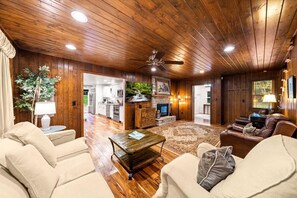 平板电视、壁炉