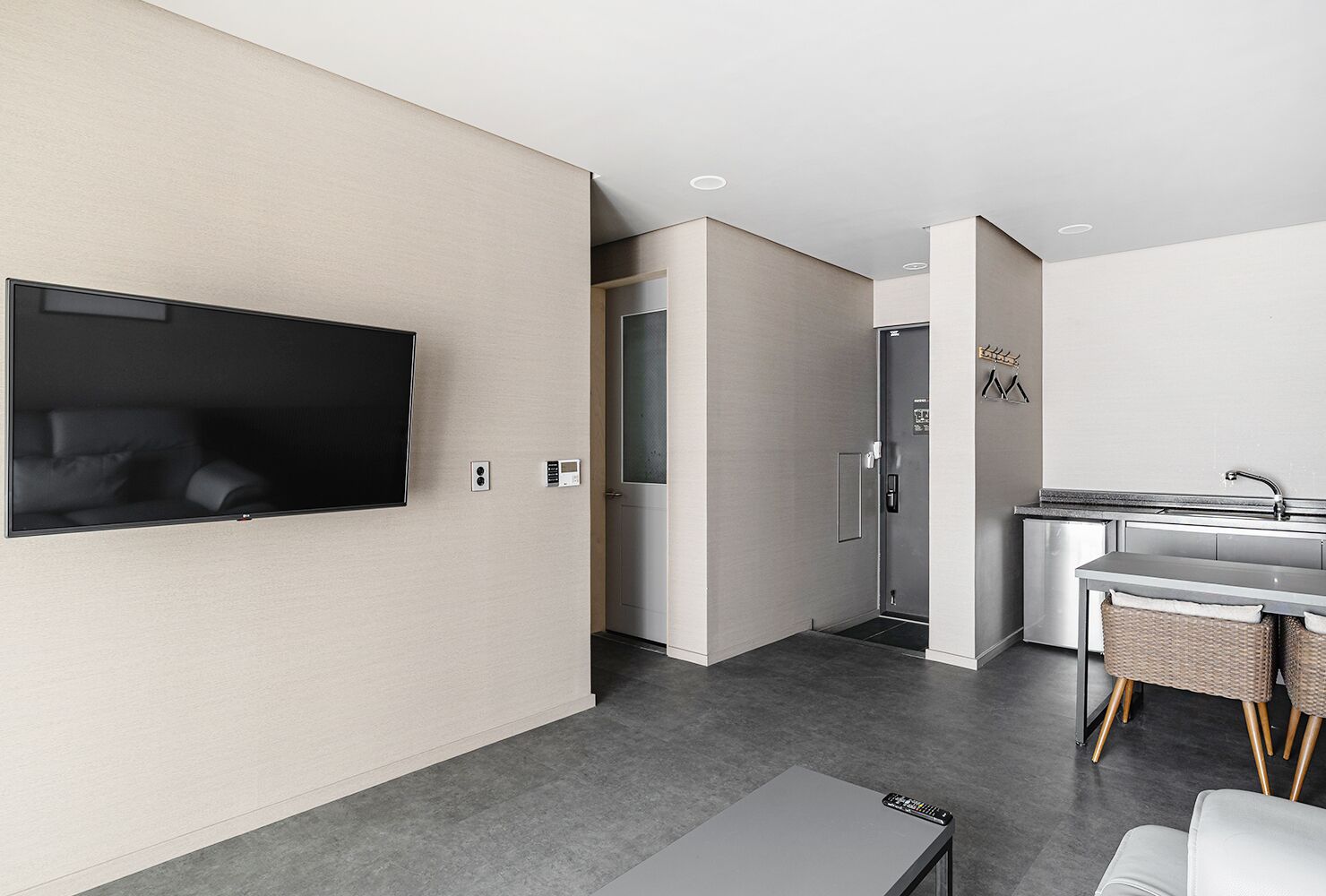 deluxe premier, ocean view | living area | flat-screen tv