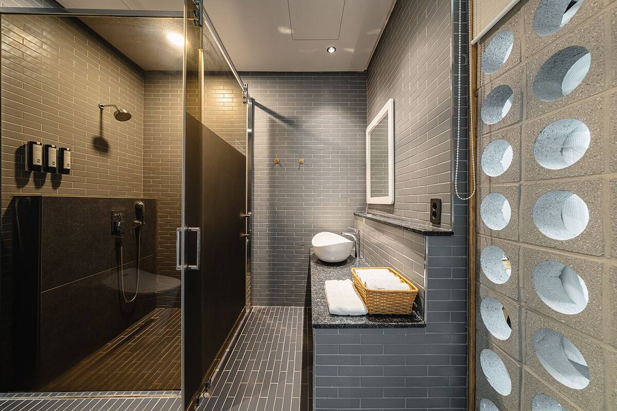 standard double room, ocean view | bathroom | shower, free toiletries, hair dryer, slippers