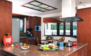 Kjøleskap, mikrobølgeovn, ovn og oppvaskmaskin