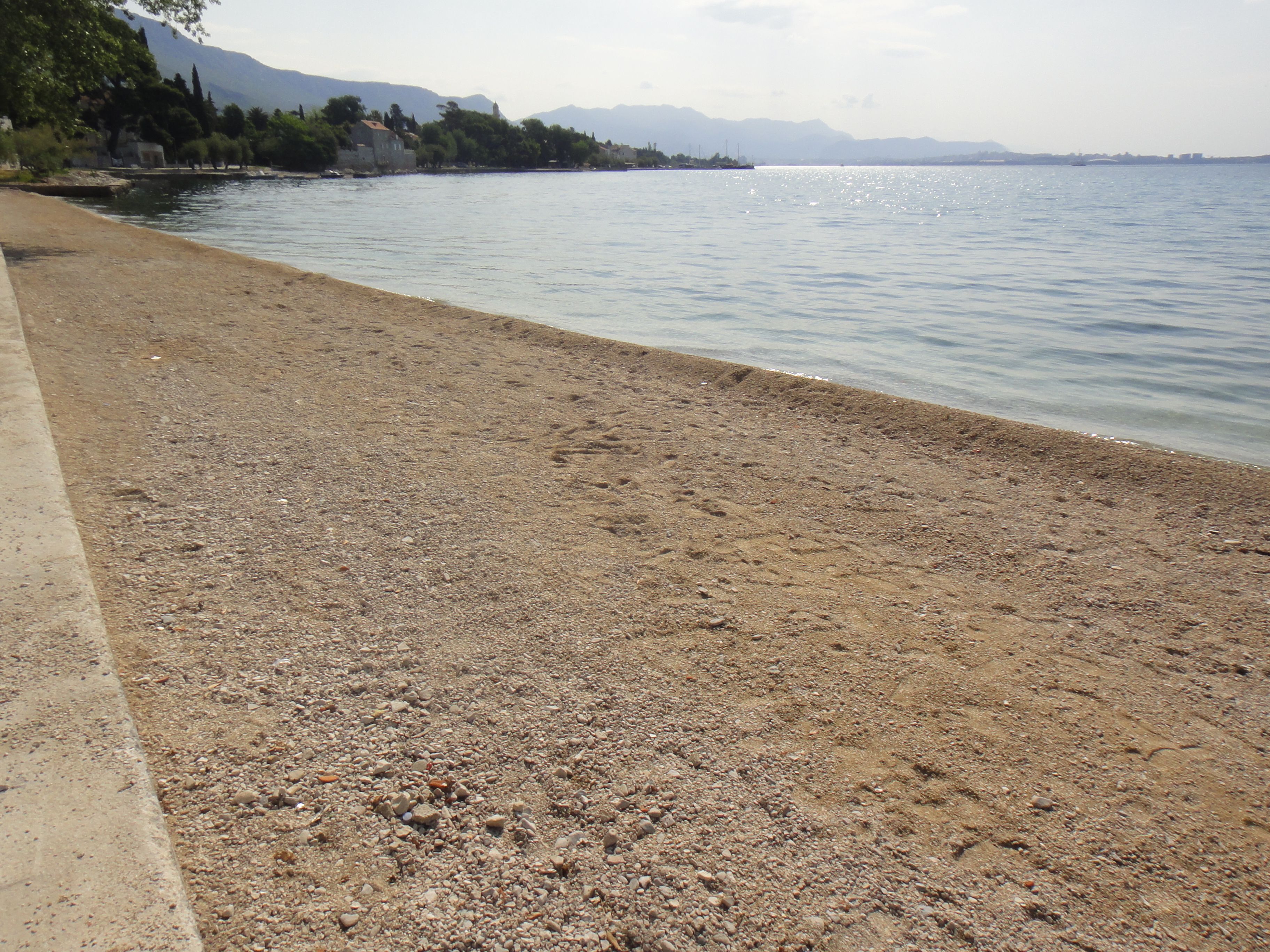 ใกล้ชายหาด, 2 บาร์ริมหาด