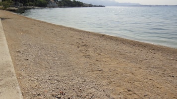 Una playa cerca, 2 bares en la playa