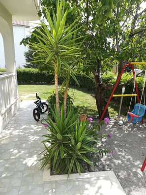 Children’s play area – outdoor