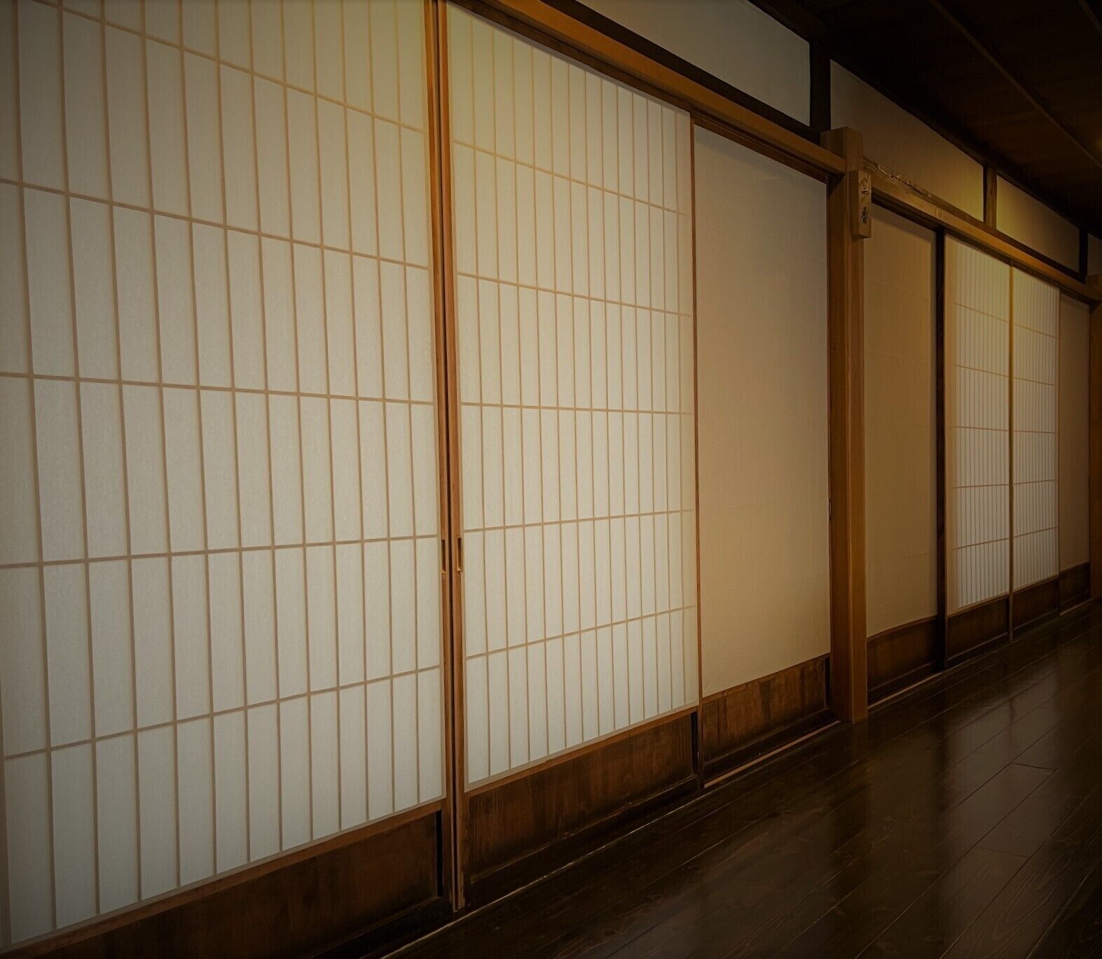Ein traditioneller japanischer Raum mit Schiebetüren und Holzboden.