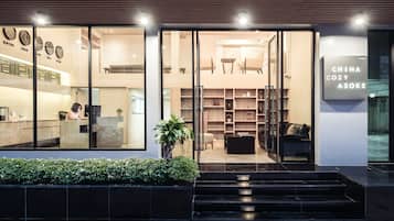 Fachada de la propiedad por la tarde o noche