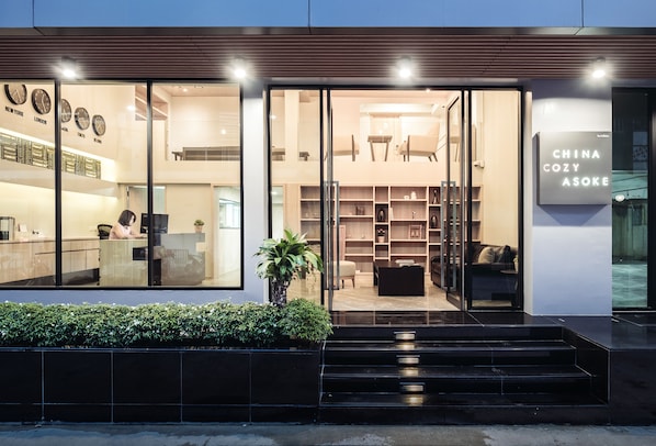 Front of property - evening/night - China Cozy Asoke (Bangkok)