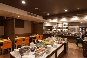 Desayuno buffet diario (JPY 1320 por persona)