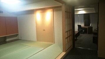 Caja de seguridad en la habitación y escritorio 