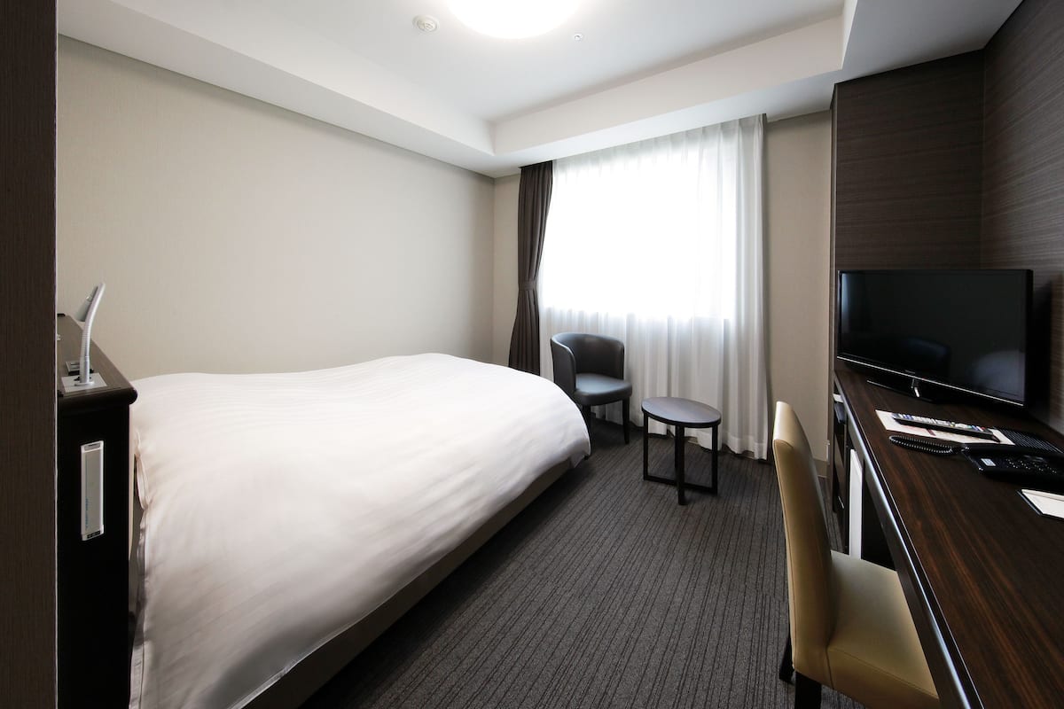 room (with single bed) | in-room safe, desk, iron/ironing board, free wifi