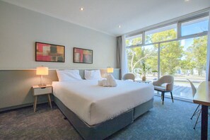 Desk, blackout curtains, soundproofing, iron/ironing board - Park Inn By Radisson Melbourne Carlton (Melbourne)