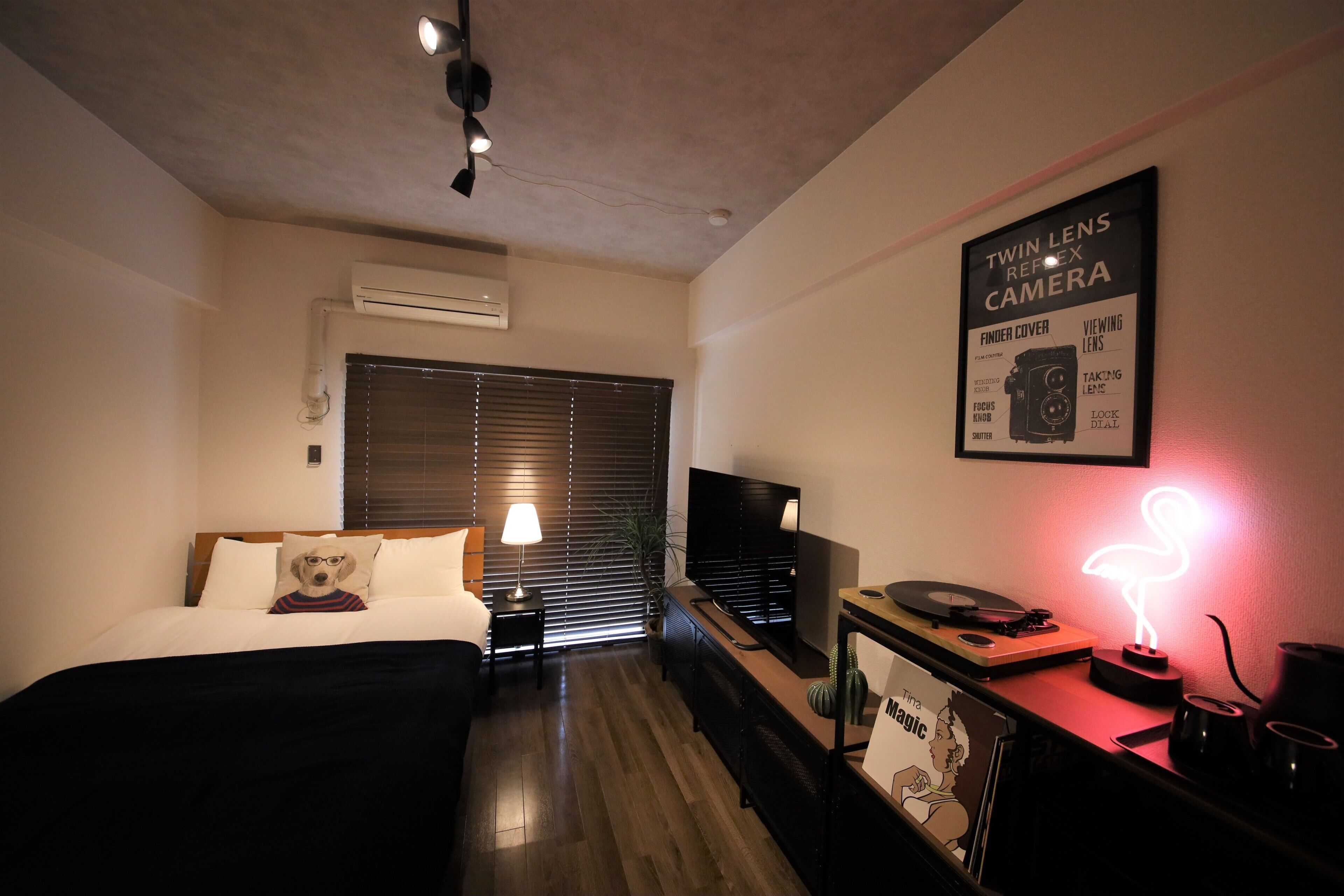 Tabla de planchar con plancha, wifi gratis y ropa de cama 
