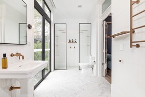 Superior Heritage | Bathroom | Shower, free toiletries, hair dryer, towels - The Albert Hotel Mosman (Mosman)
