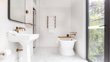 Suite Deluxe | Salle de bain | Douche, articles de toilette gratuits, sèche-cheveux