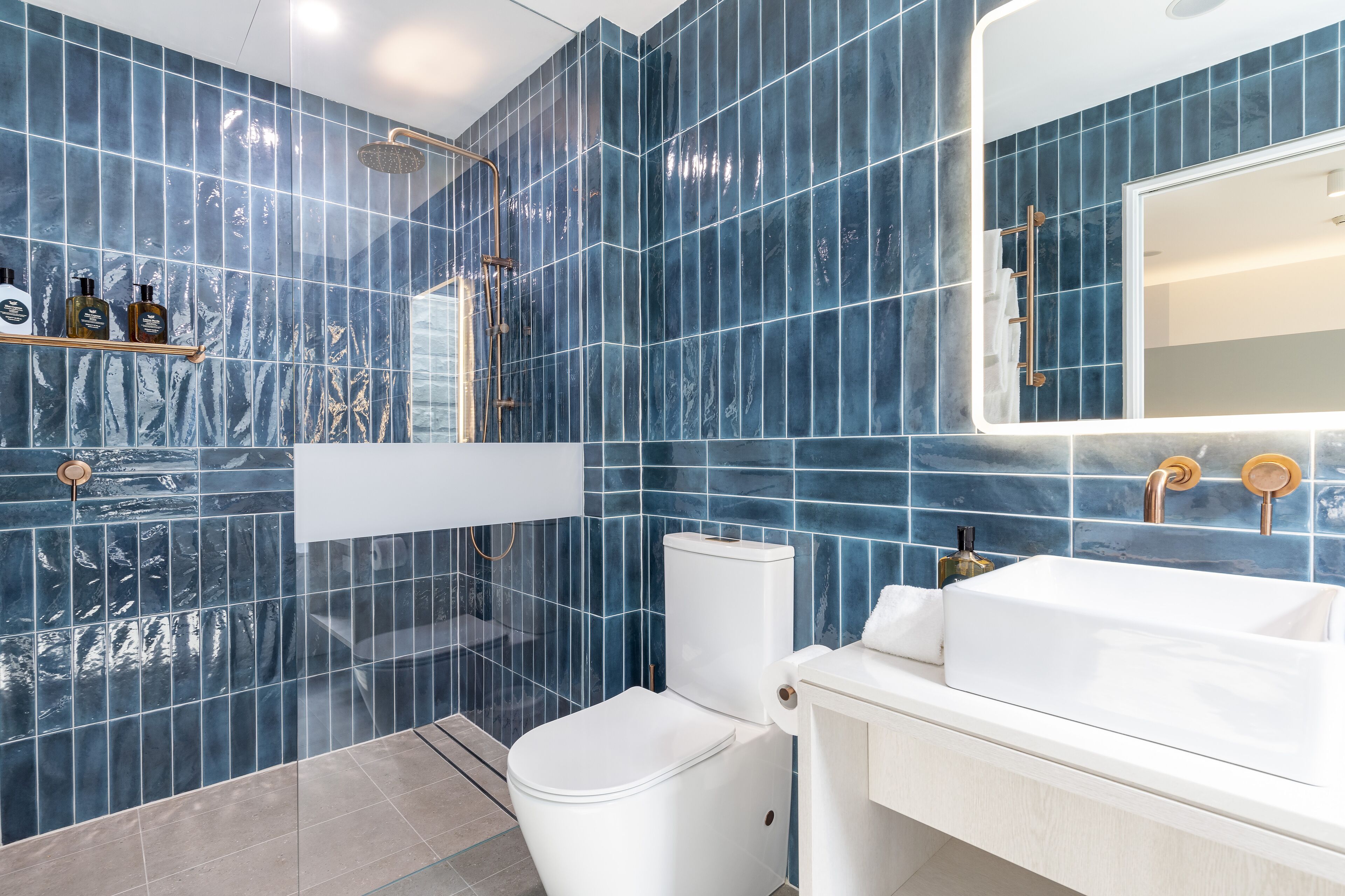 king studio | bathroom | shower, free toiletries, hair dryer, towels