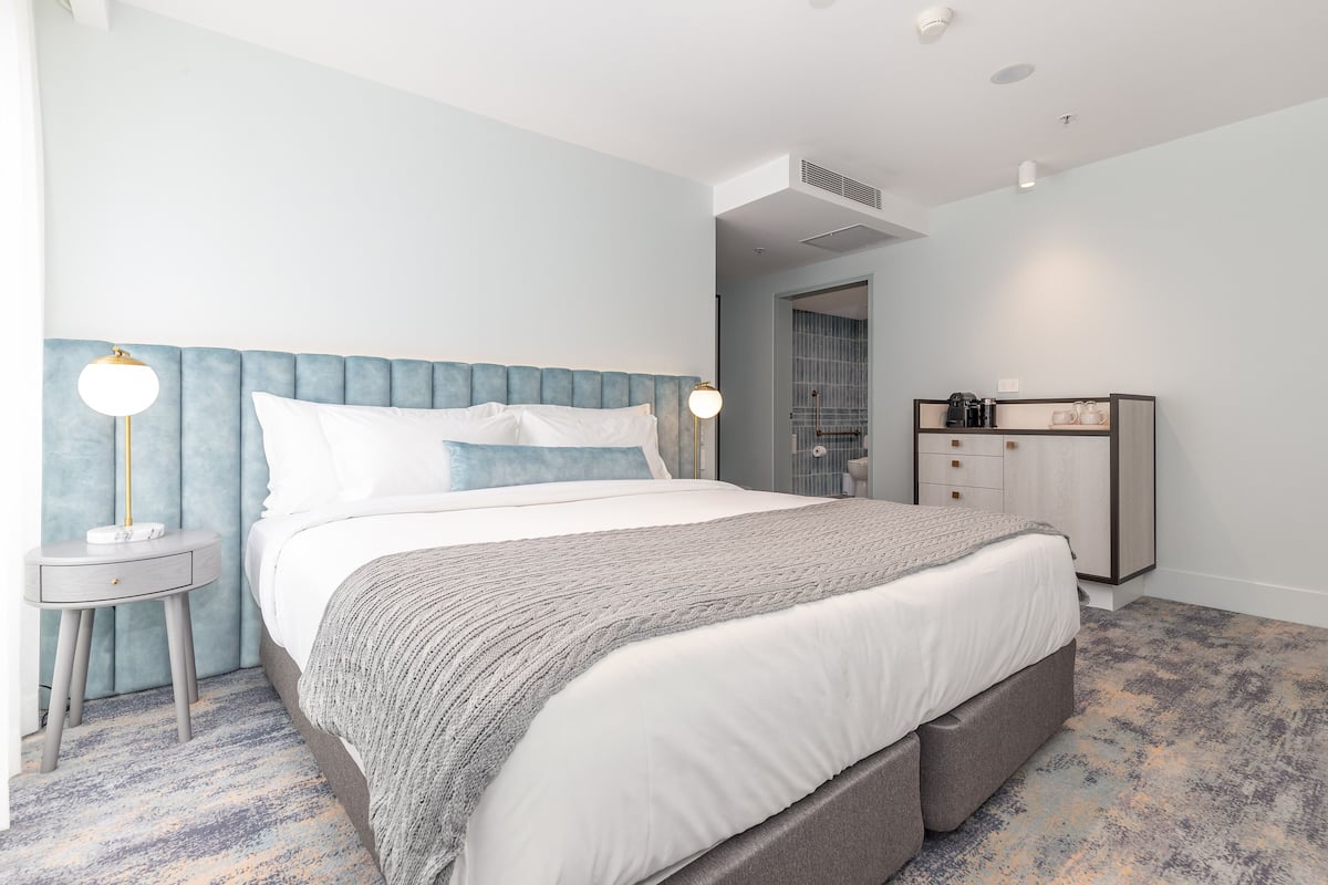 Tweepersoonskamer, 1 kingsize bed, toegankelijk voor mindervaliden | 1 slaapkamer, een kluis op de kamer, verduisterende gordijnen