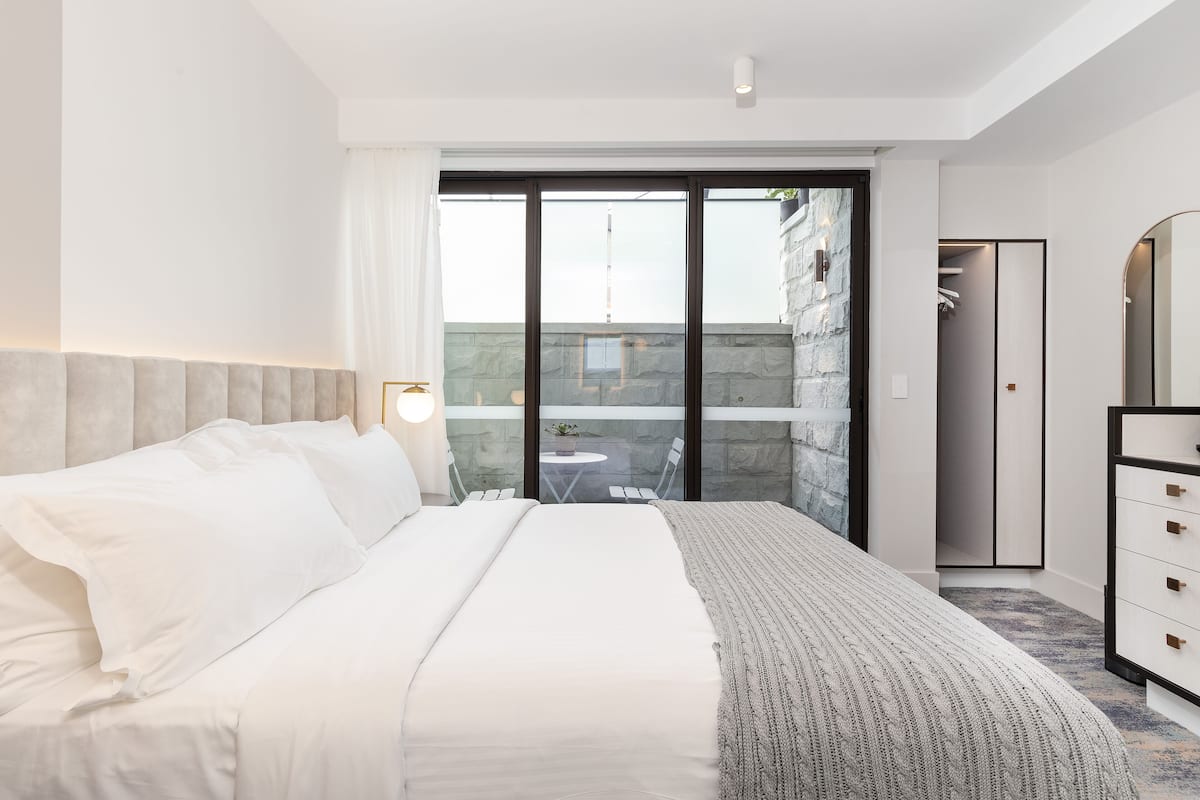 Standaard tweepersoonskamer, 1 queensize bed | 1 slaapkamer, een kluis op de kamer, verduisterende gordijnen