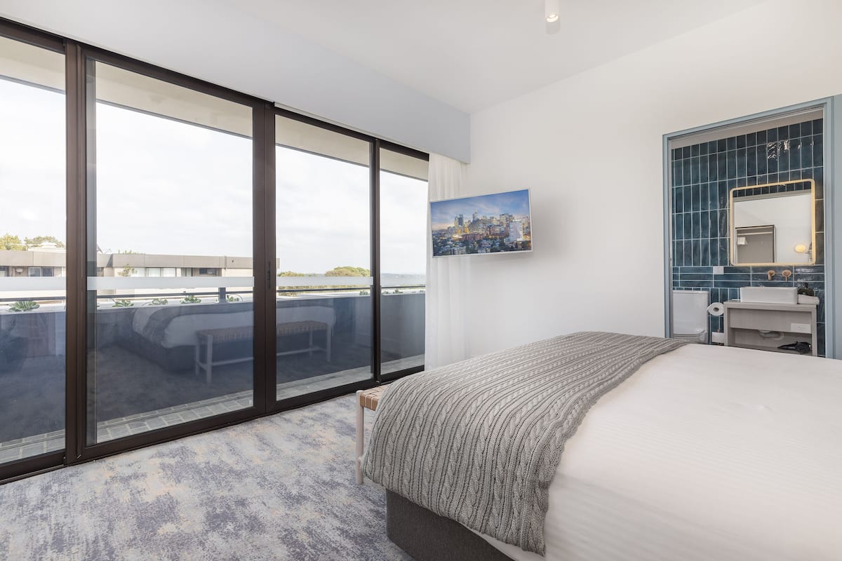 Deluxe studio suite, terras | 1 slaapkamer, een kluis op de kamer, verduisterende gordijnen