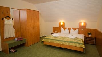 Double Room | Desk, free WiFi, bed sheets