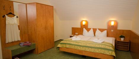 Camera doppia | Una scrivania, Wi-Fi gratuito, lenzuola