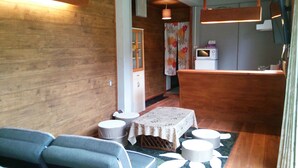 Chambre (for 2-6 Guests) | Coin cuisine privé | Réfrigérateur, micro-ondes, batterie de cuisine, vaisselle et ustensiles