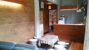 Habitación (for 2-6 Guests) | Cocineta privada | Refrigerador, microondas y utensilios de cocina