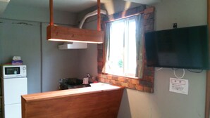 Chambre (for 2-6 Guests) | Coin cuisine privé | Réfrigérateur, micro-ondes, batterie de cuisine, vaisselle et ustensiles