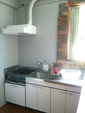 Room for 2-6 Guests | Private kitchenette | Fridge, microwave, cookware/dishes/utensils