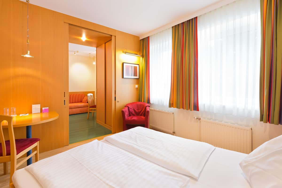 Suite Junior | 1 kamar tidur, seprai antialergi, brankas, dan meja kerja