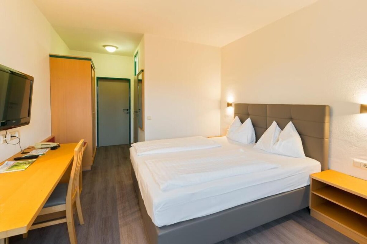 Doppelzimmer mit eigener Garage | Ropa de cama hipoalergénica, caja fuerte, escritorio