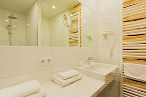 Shower, hair dryer, towels - Motel Baden (Baden)