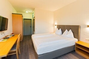 Klassieke tweepersoonskamer | Hypoallergeen beddengoed, een kluis op de kamer, een bureau