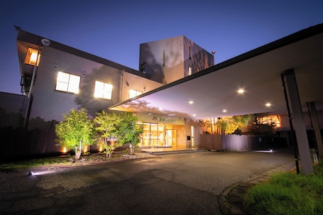 Artículos de tocador gratuitos, secador de pelo, pantuflas, bidet