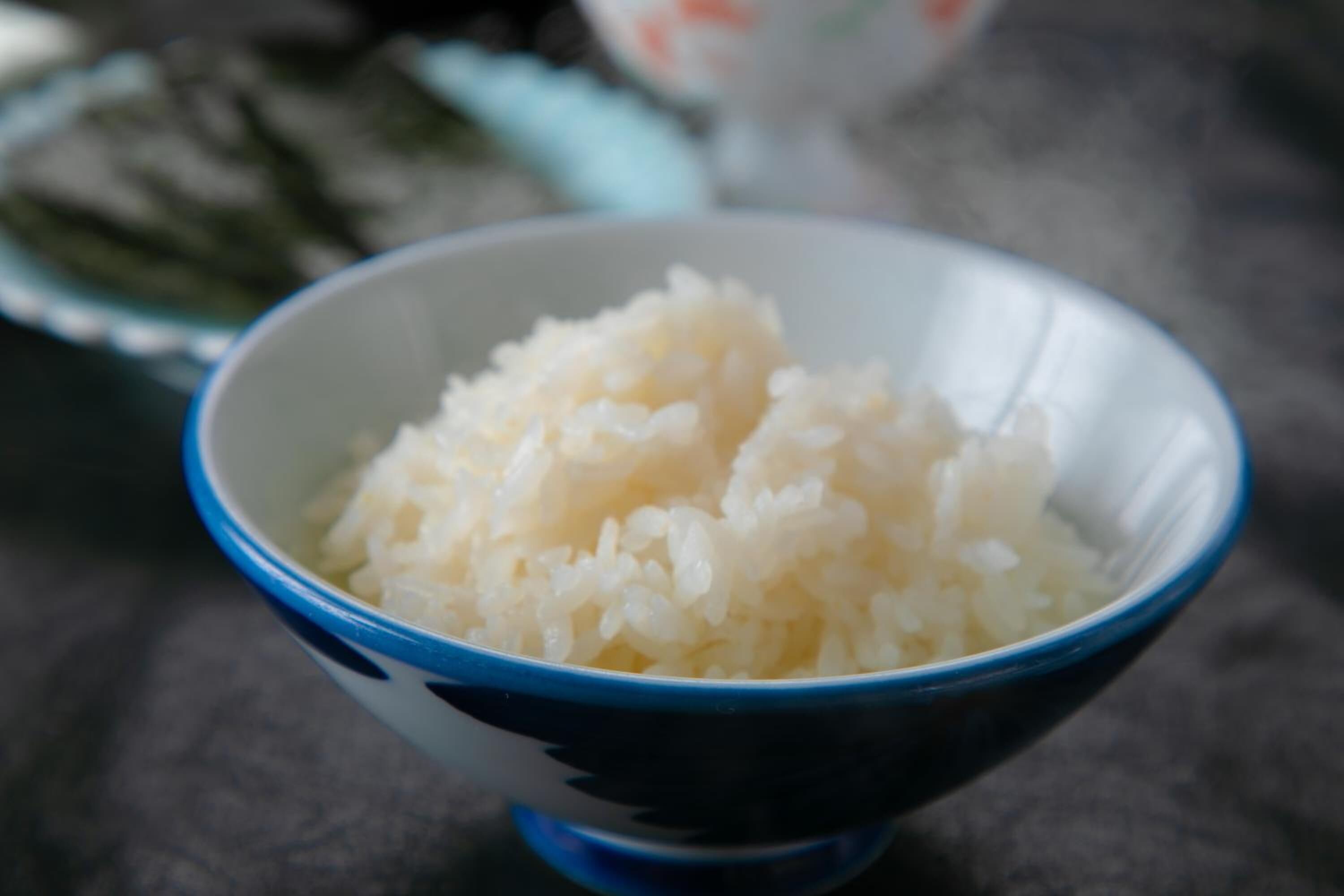 Un tazón de arroz blanco.