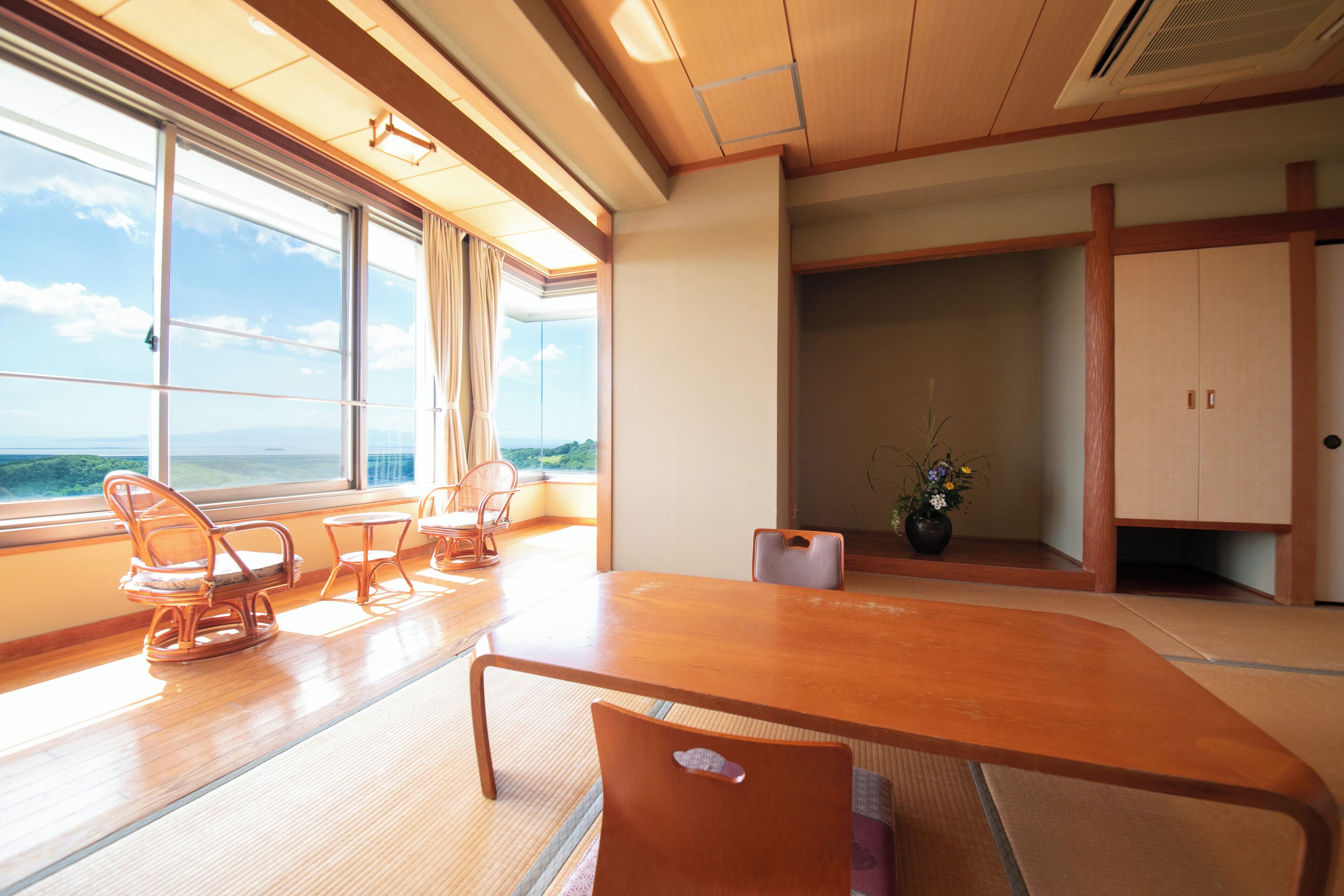 和室 9～12畳 (共用バスルーム) | セーフティボックス (室内)、ノートパソコン用作業スペース、WiFi (無料)