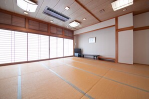 客房内保险箱、笔记本电脑工作区、免费 WiFi