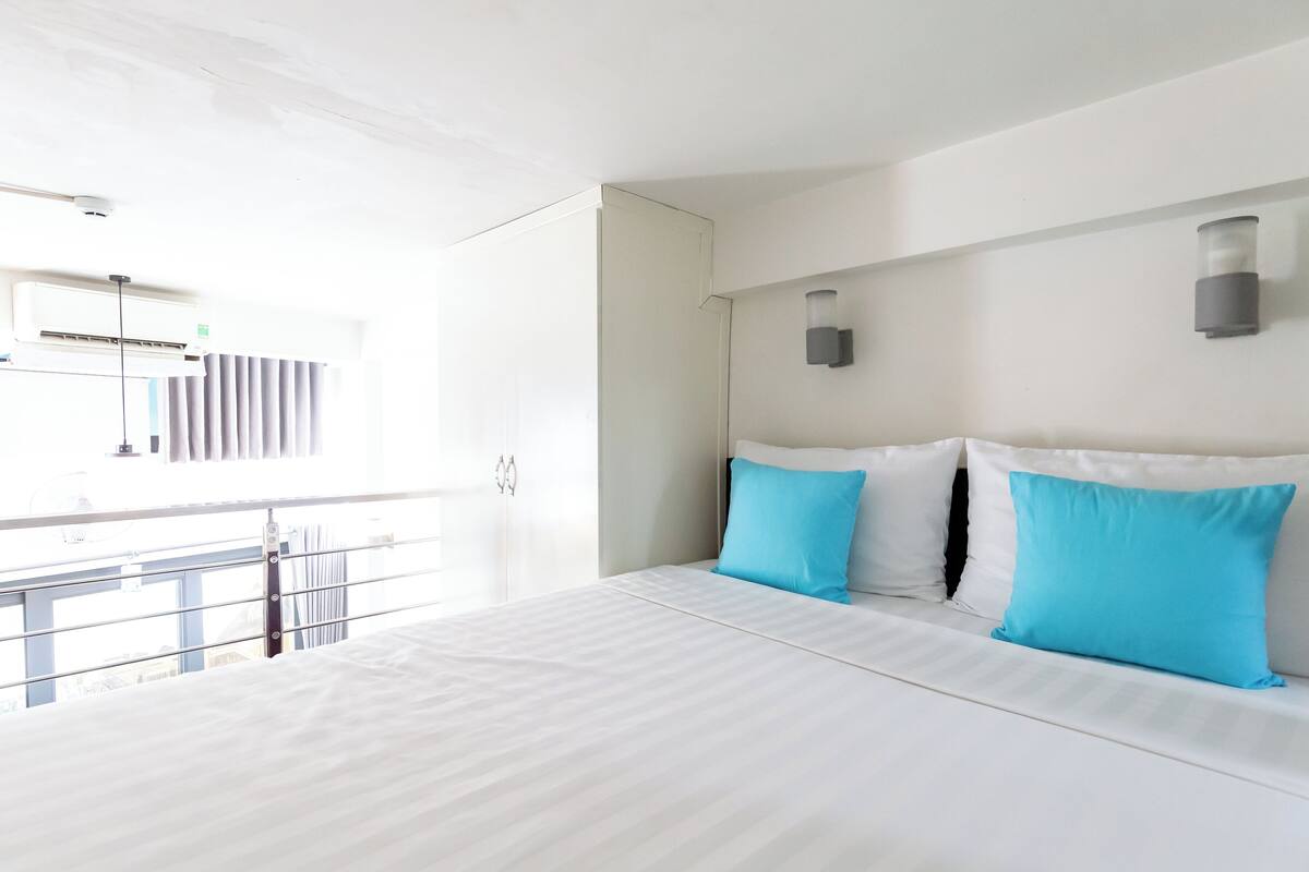 Loft Comfort | 1 kamar tidur, minibar, meja kerja, dan ruang kerja ramah laptop
