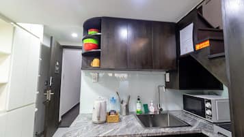 Comfort Loft | Private kitchenette | Fridge, microwave, stovetop, cookware/dishes/utensils
