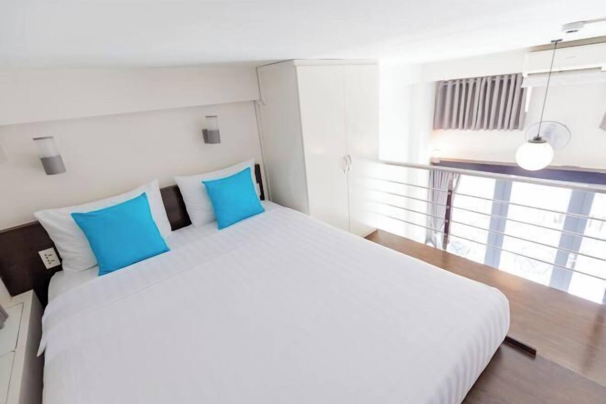 1 kamar tidur, minibar, meja kerja, dan ruang kerja ramah laptop