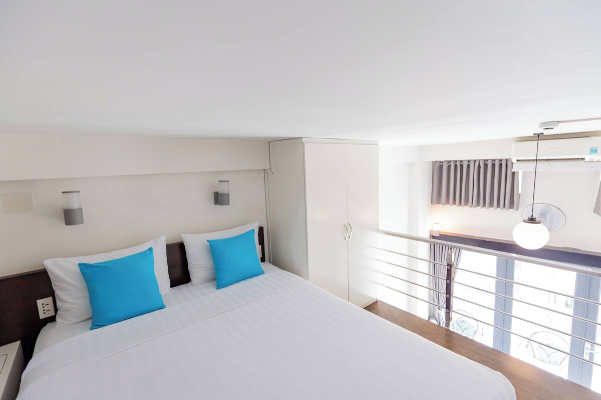 Loft Deluks, balkon | 1 kamar tidur, minibar, meja kerja, dan ruang kerja ramah laptop
