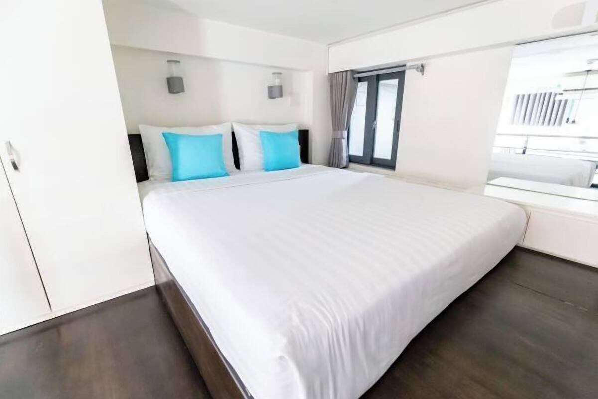 1 kamar tidur, minibar, meja kerja, dan ruang kerja ramah laptop