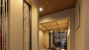 A traditional Japanese interior with tatami flooring, sliding doors, and a low wooden ceiling. - Shirakabanoyado-Uchikyuhoji (Osaka)
