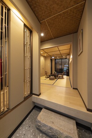 Interior entrance - Shirakabanoyado-Uchikyuhoji (Osaka)