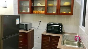 ثلاجة، ميكروويف، فرن، موقد طهي مسطح