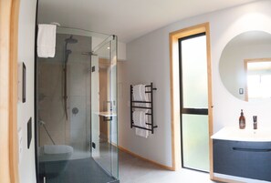 Design House, 2 Bedrooms | Bathroom | Shower, free toiletries, hair dryer, heated floors