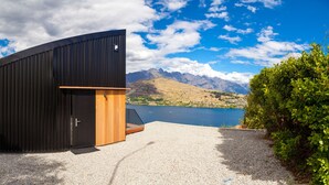 Lake view - Award Winning Architecturally Designed Pad (Queenstown)
