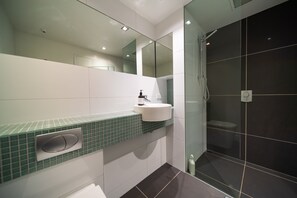 Comfort Apartment, 2 Bedrooms | Bathroom | Shower, free toiletries, hair dryer, towels - Modern Queenstown Apartment & Great Lake Views (Queenstown)