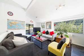 Family House, 3 Bedrooms | Living area | 50-inch flat-screen TV with digital channels, Smart TV, Netflix - Modern Family Home 350 meters to Town Centre (Queenstown)