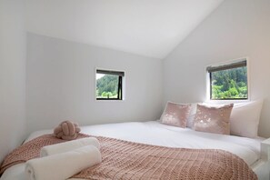 Family House, 3 Bedrooms | 3 bedrooms, individually decorated, individually furnished - Modern Family Home 350 meters to Town Centre (Queenstown)