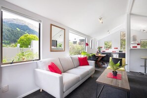 บ้านพักสำหรับครอบครัว, 3 ห้องนอน | บริเวณนั่งเล่น | ทีวีจอแบน 50 นิ้ว พร้อมช่องดิจิตอล, สมาร์ททีวี, Netflix